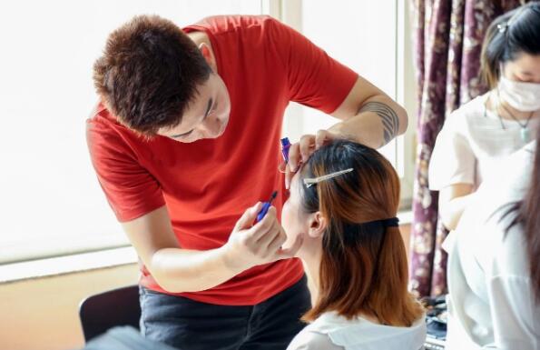 男生可以学化妆吗，发展前景怎么样_深圳化妆培训学校