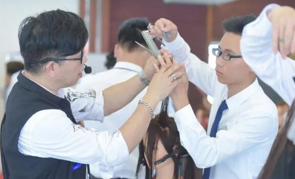 学美发的最佳年龄_美发培训学校_美发学校推荐