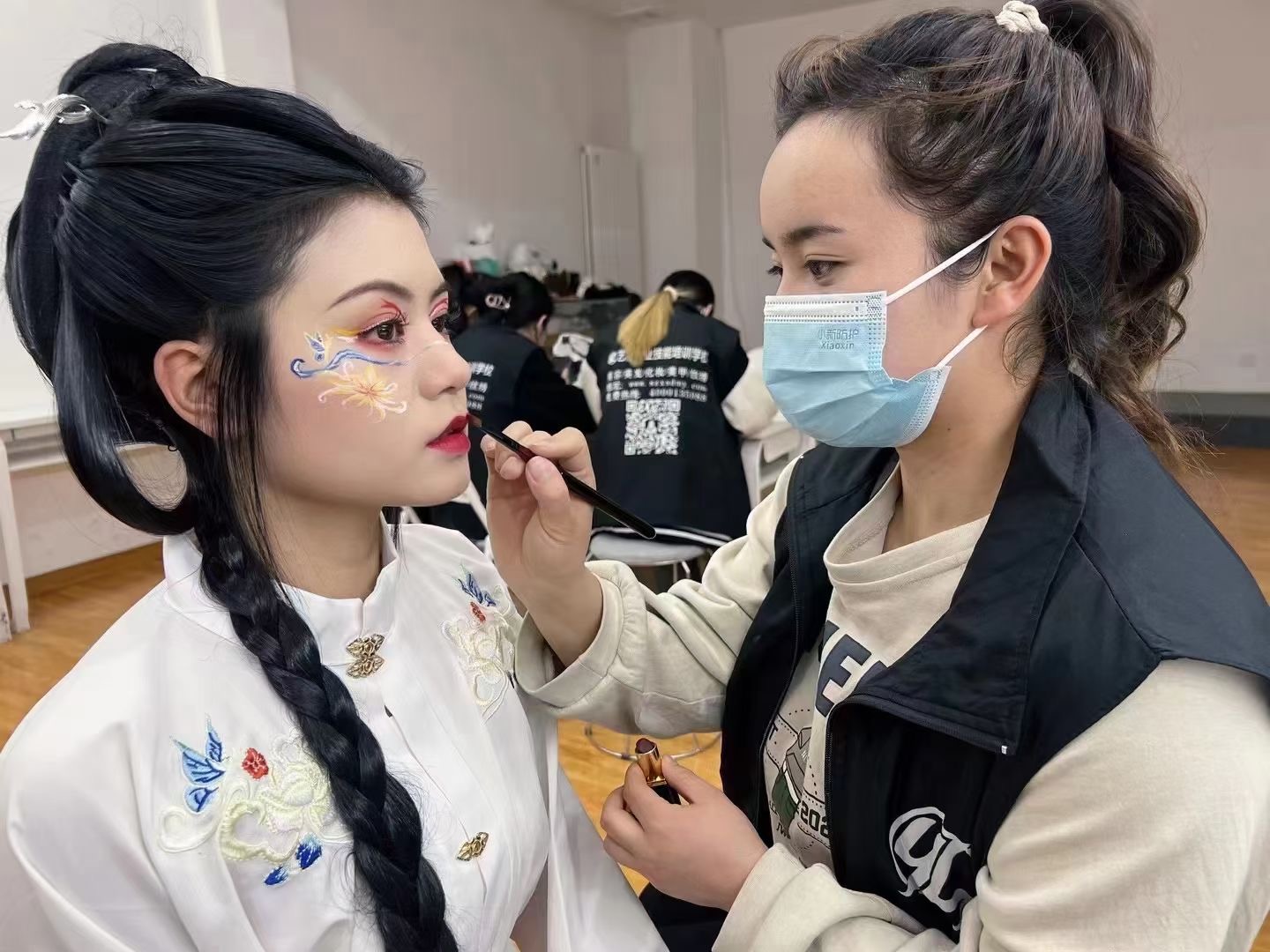 新手怎么快速学化妆_零基础化妆培训